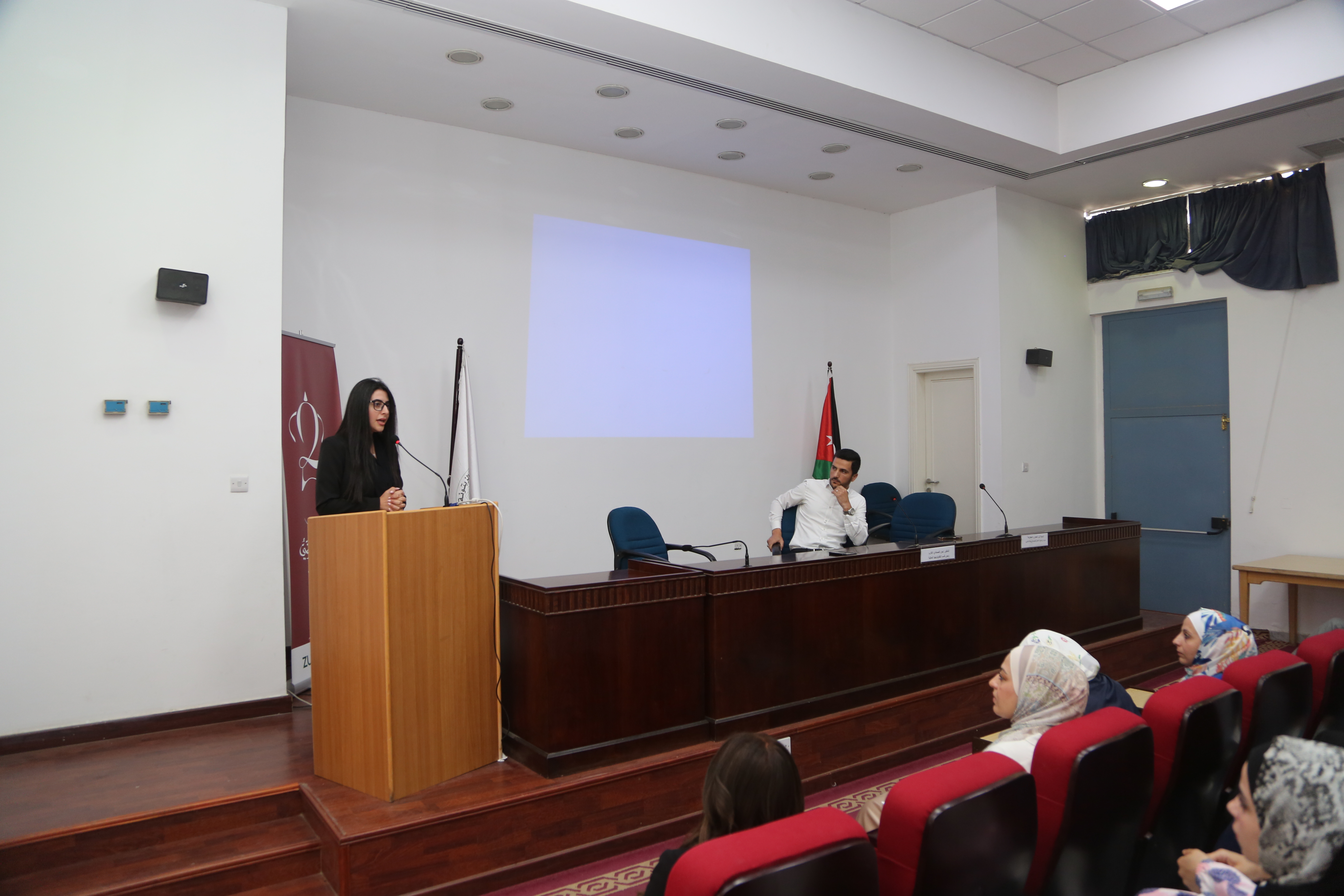كلية الاعمال في الزيتونة تستضيف مديرة برنامج الشباب في البنك العربي