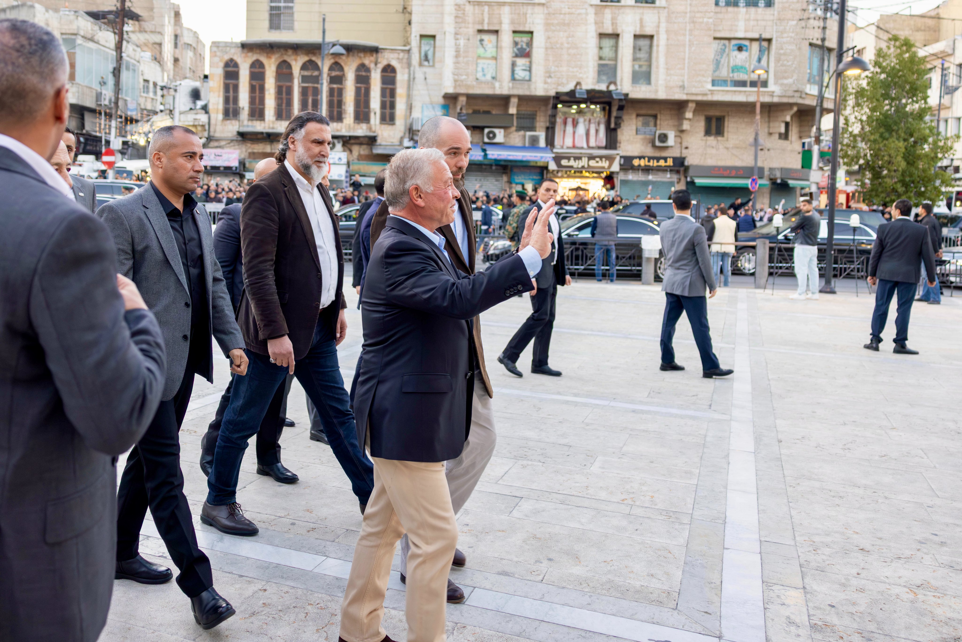 الملك يزور وقف ثريد بجوار المسجد الحسيني في وسط عمان 