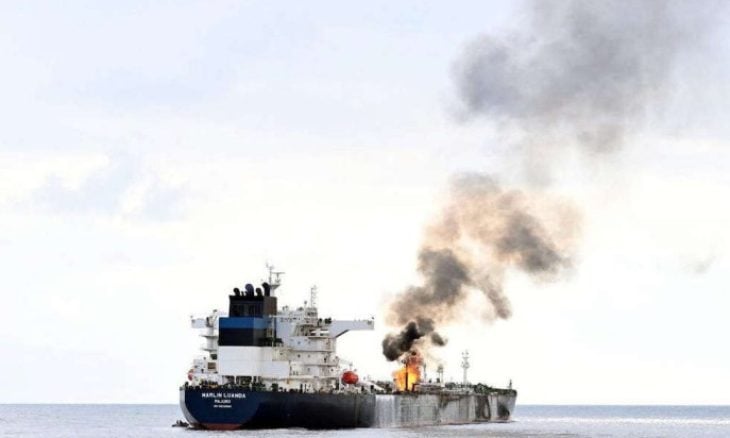 إصابة سفينة تجارية قبالة السواحل اليمنية