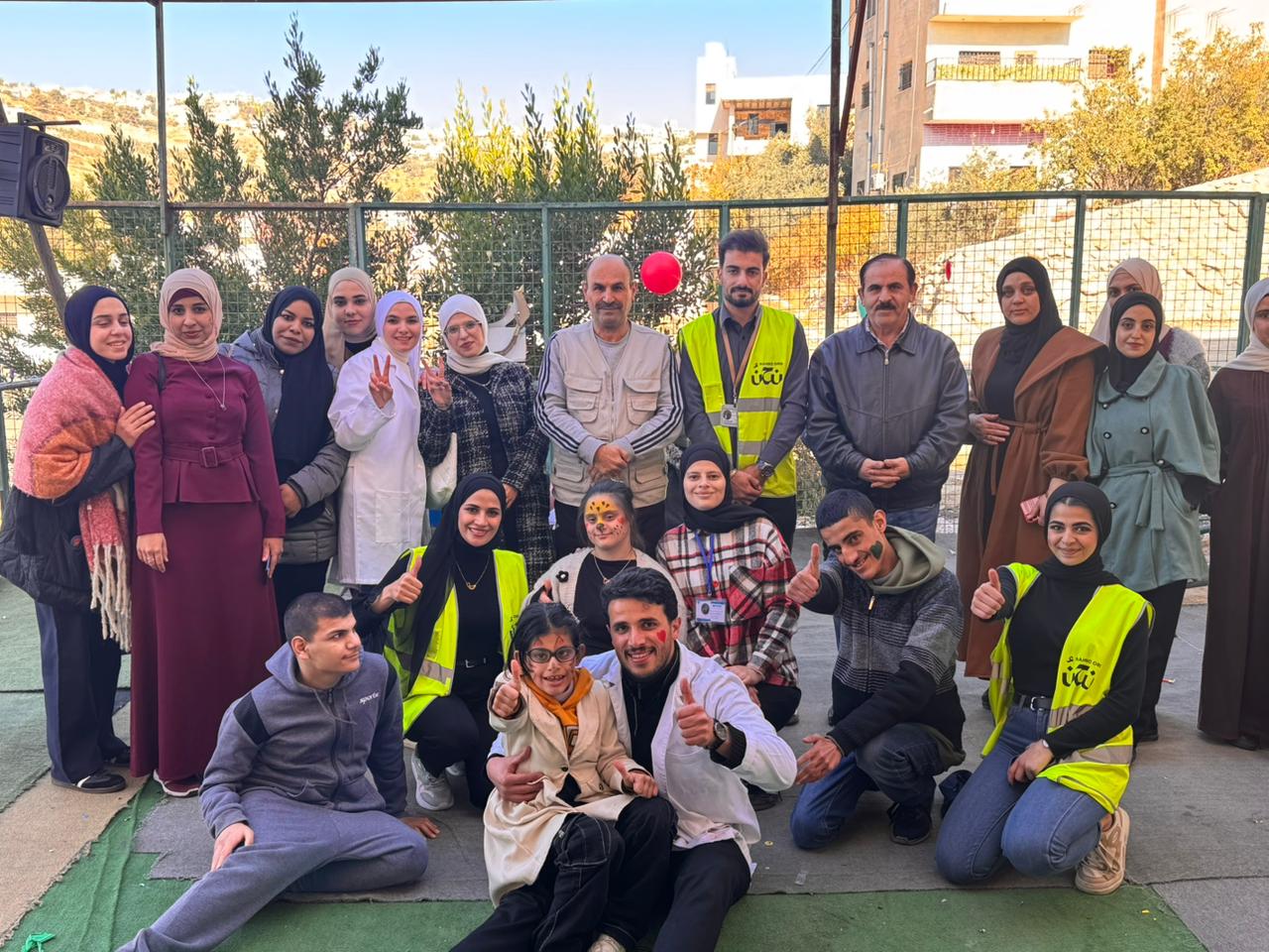 وفد من طلبة جامعة إربد الأهلية يزور مركز نور الحياة للتربية الخاصة في جرش