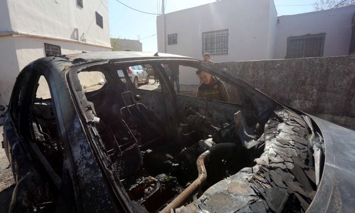 مستوطنون يحرقون مركبات فلسطينيين في الخليل