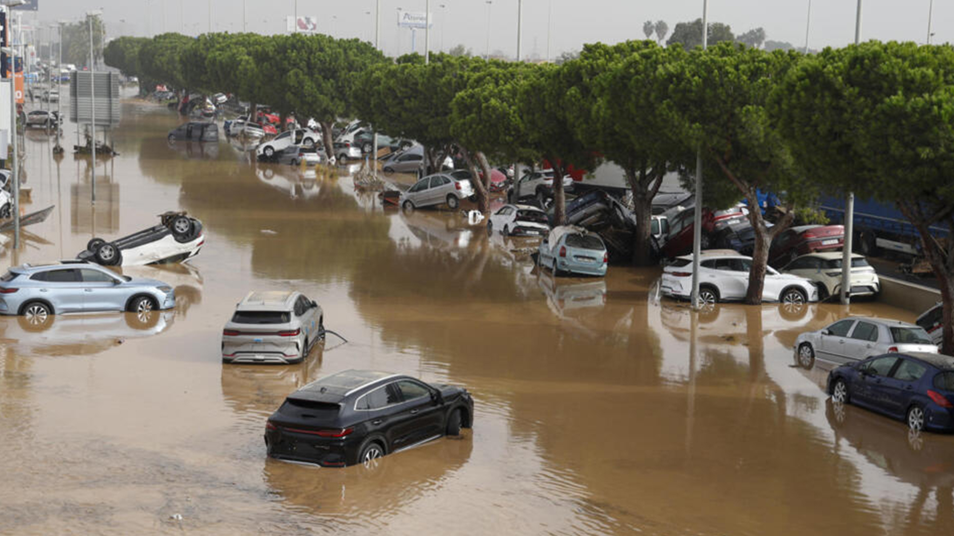 عشرات المفقودين بفيضانات إسبانيا المدمرة