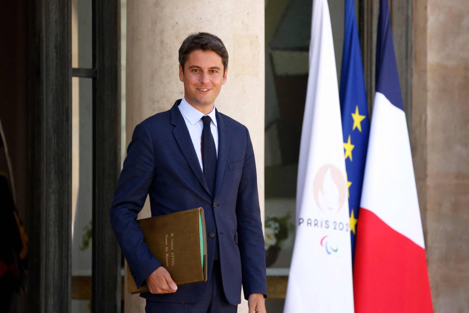ماكرون يستعد لقبول استقالة رئيس الحكومة الفرنسية خلال ساعات 