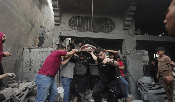 انتشال عشرات الشهداء والجرحى من وسط قطاع غزة