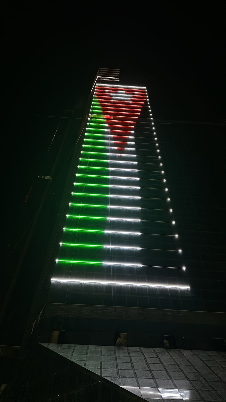 العلم الأردني يزين أبراج السادس احتفالا باليوبيل