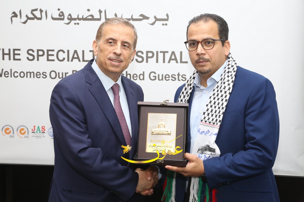 المستشفى التخصصي يكرم أطباءً وممرضين عائدين من غزة 