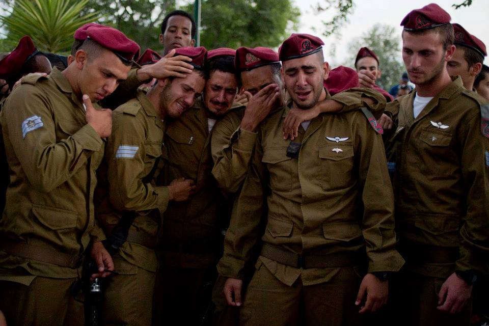 مقتل 8 جنود اسرائيليين بتفجير ناقلة في غزة 