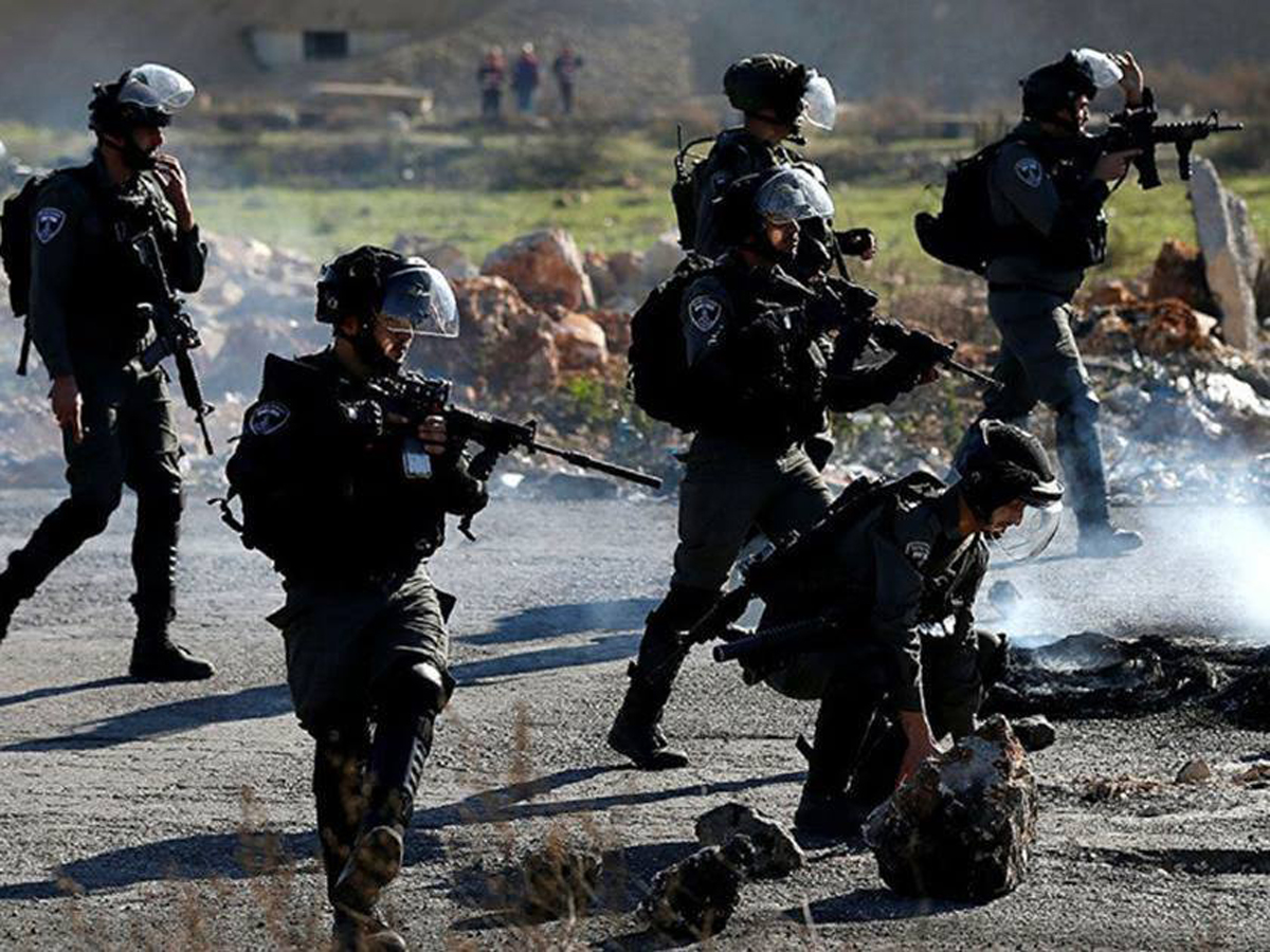 استشهاد شاب واعتقال 60 فلسطينيا بالضفة الغربية
