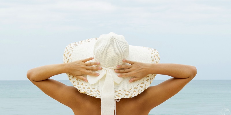 طرق حماية الشعر من أضرار الشمس على الشاطئ وماء الكلور في الصيف
