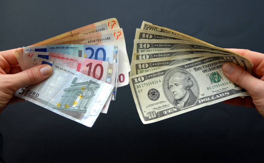 الدولار يحتفظ بقوته واليورو يتأثر بعدم اليقين السياسي
