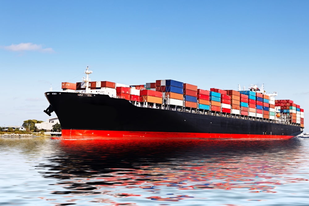 تمديد إعفاء الرسوم الجمركية وضريبة المبيعات على أجور الشحن البحري شهرا