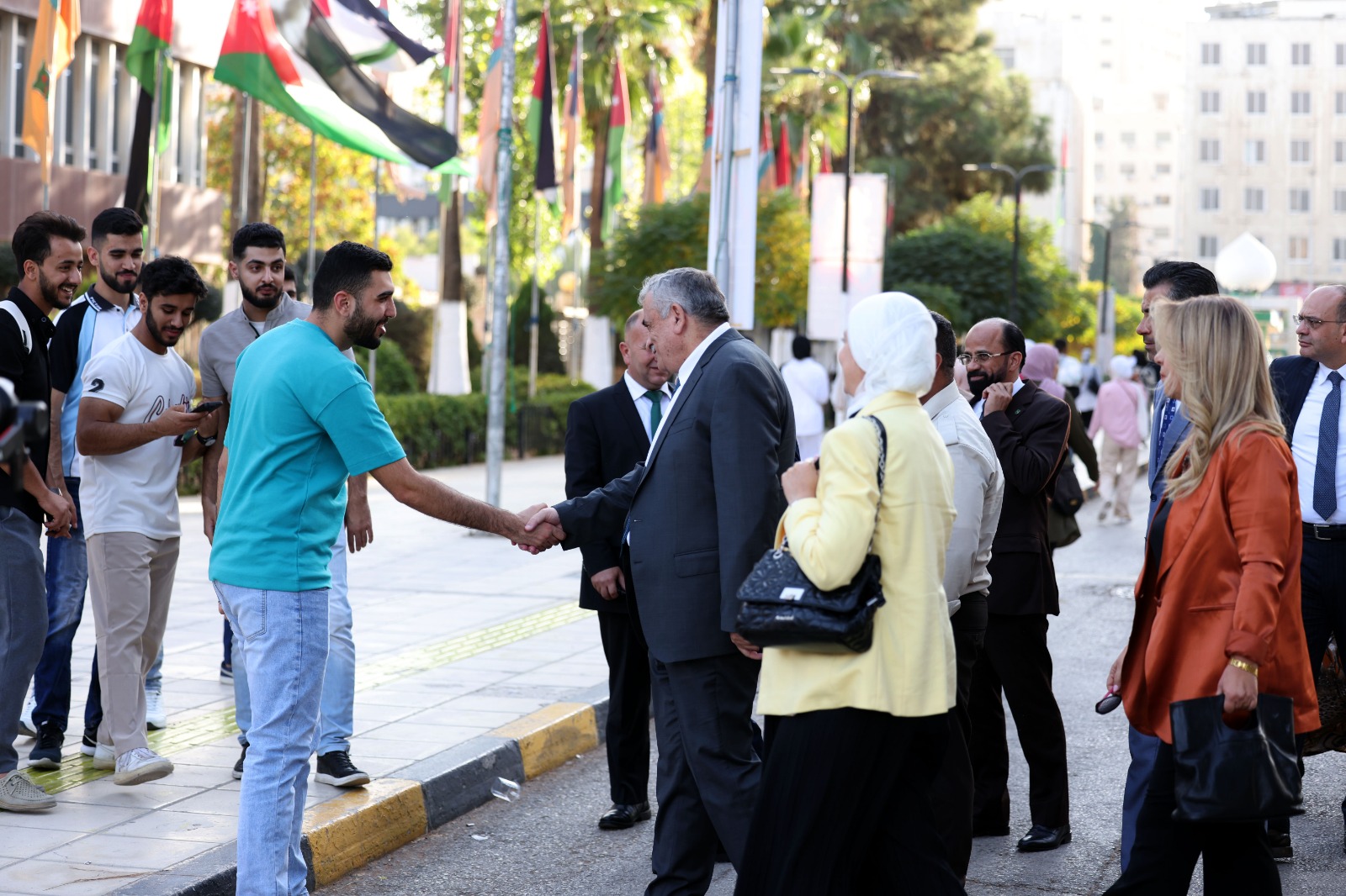 عبيدات في جولة ميدانية: الجامعة فرحة بعودة الطلبة 