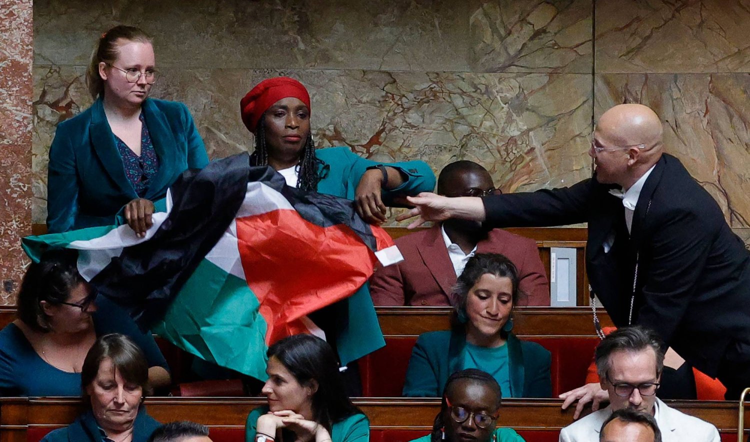 جلبة في البرلمان الفرنسي بعد رفع العلم الفلسطيني