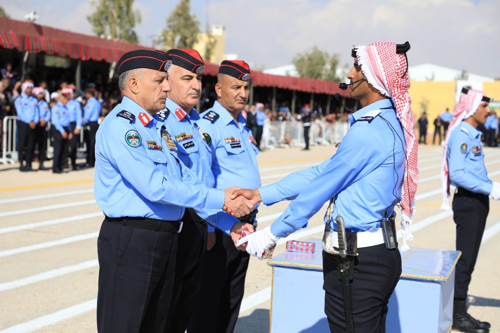 مدير الامن العام يرعى تخريج دورة المستجدين 