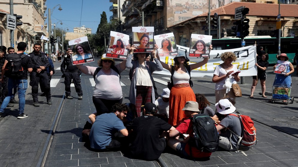 متظاهرون إسرائيليون يقطعون طرقا عدة للمطالبة برحيل نتنياهو