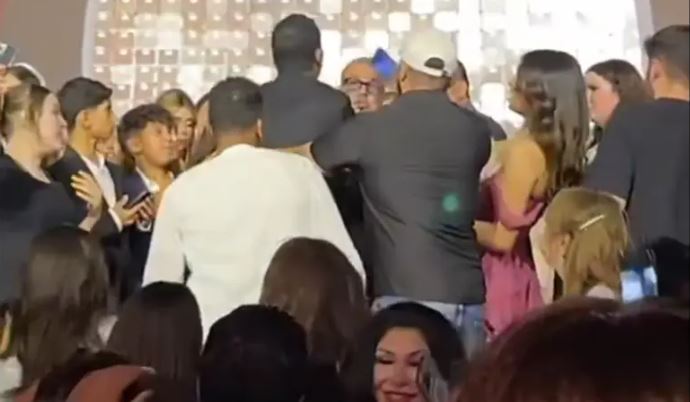 عمرو دياب يصفع شاباً حاول التقاط سيلفي معه (فيديو)