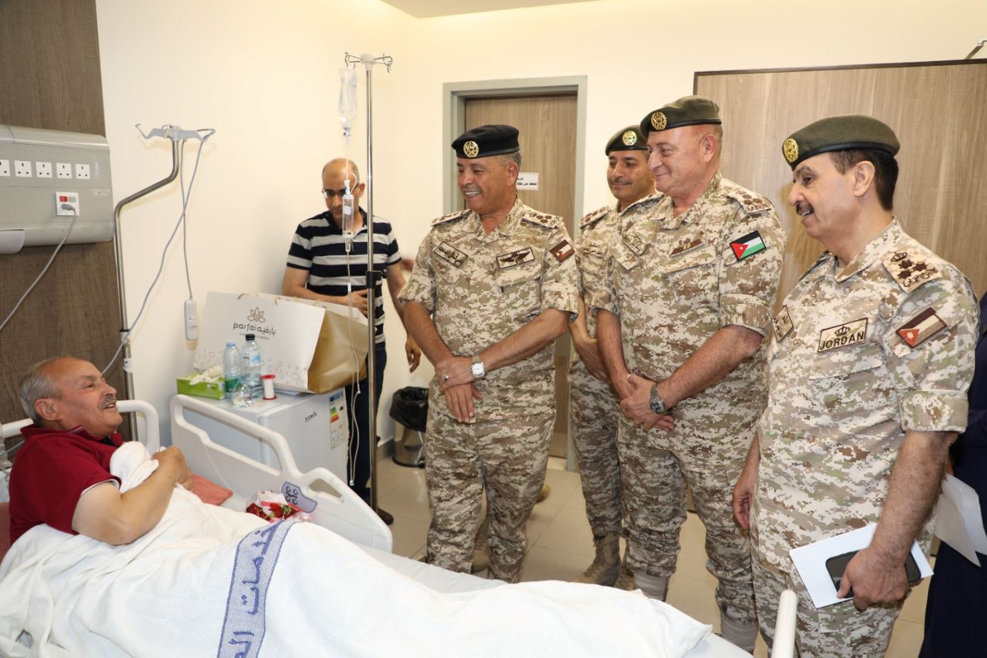 كبار ضباط القوات المسلحة يعودون المرضى في المستشفيات