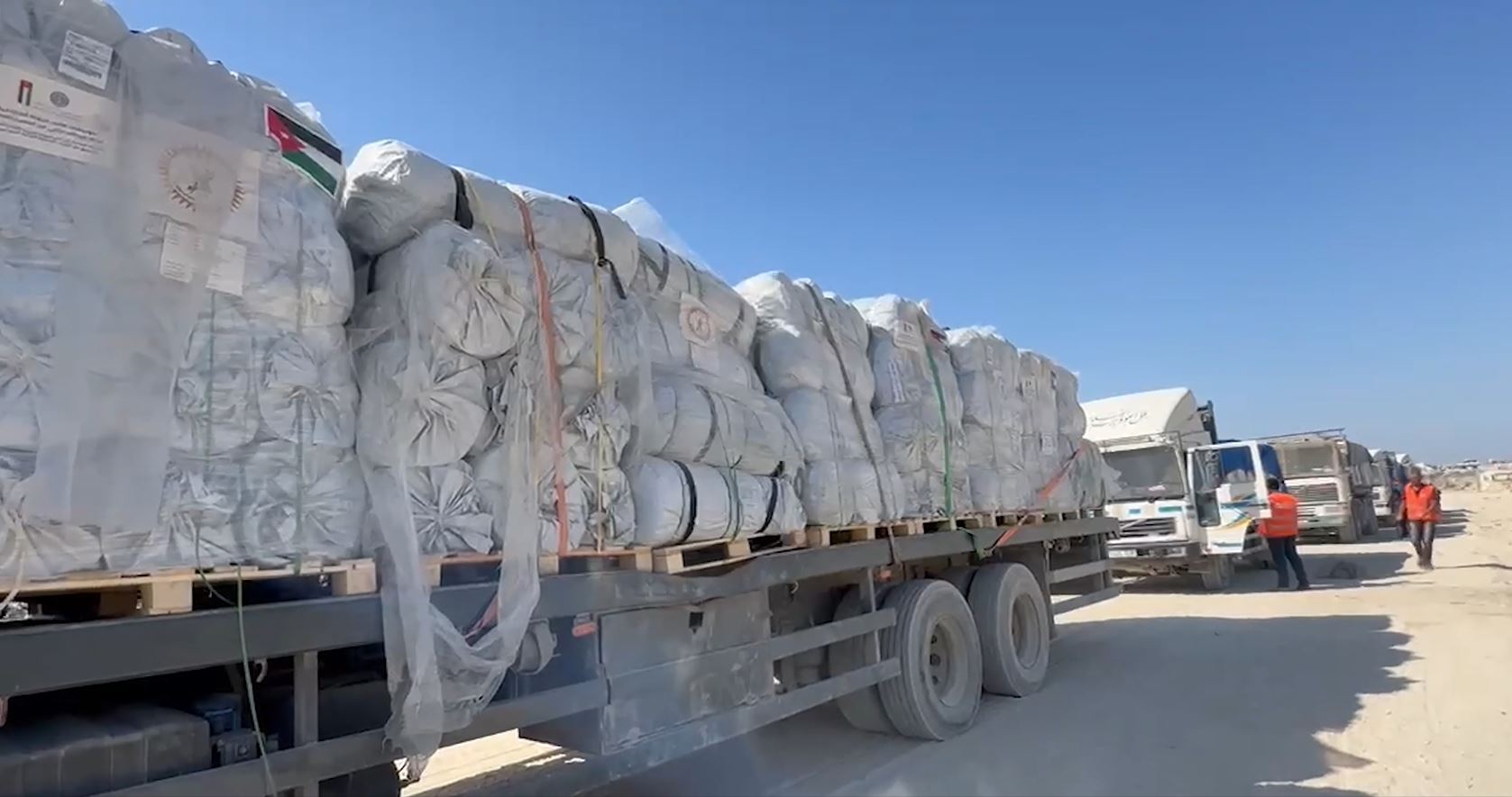 قافلة مساعدات أردنية من 50 شاحنة تدخل غزة