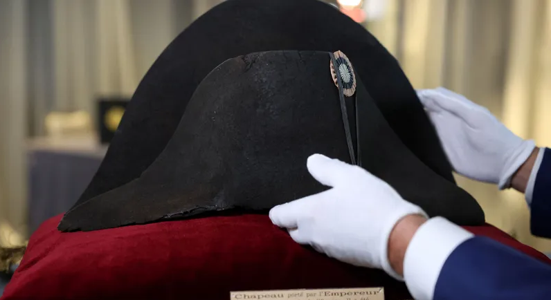 Napoleon’s hat for sale at auction… and expectations that it will achieve a large number  Mix