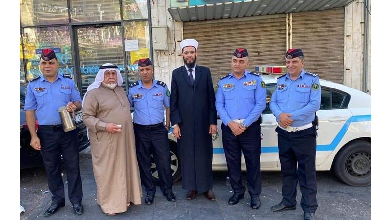 بالصور  ..  رجال الأمن يشاركون المواطنين فرحة عيد الأضحى