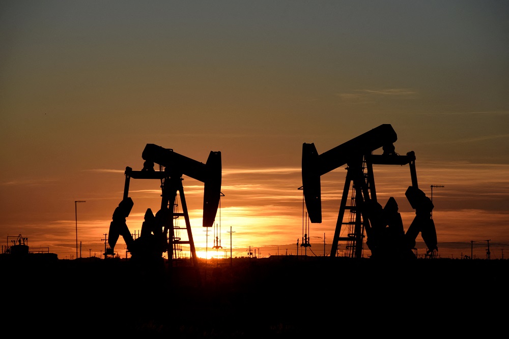 النفط يتراجع بعد بيانات عن قفزة في المخزونات الأميركية