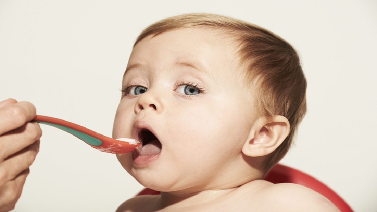 دراسة: إطعام الرضيع بالملعقة قد يضر بنموه