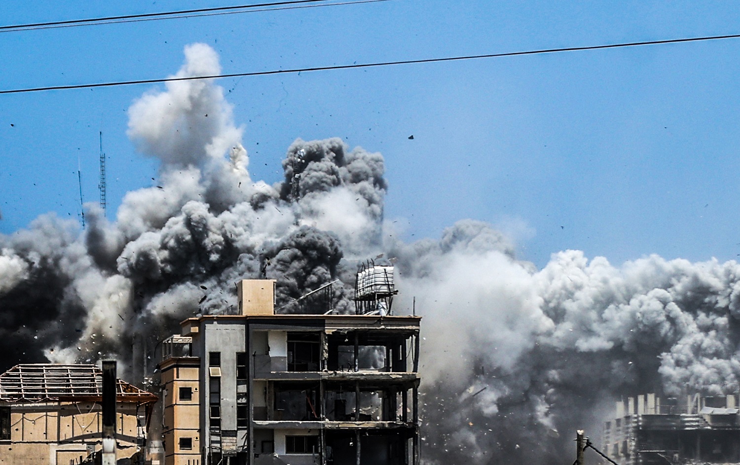 5 شهداء في قصف استهدف منزلا شمال مدينة رفح