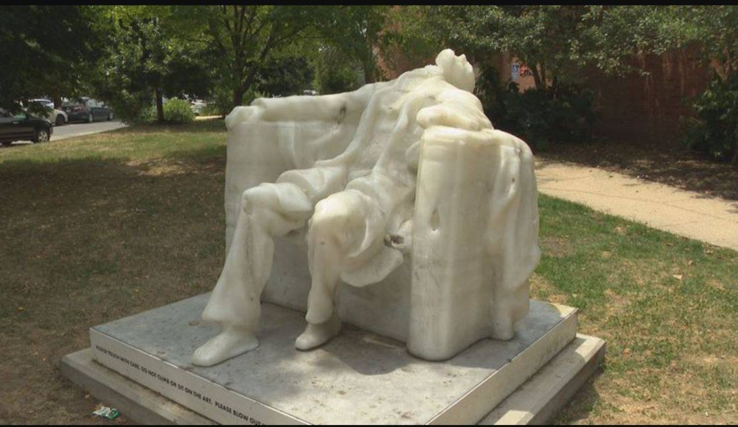 الحرارة تُذيب رأس تمثال لينكولن في واشنطن 