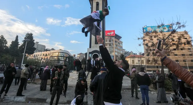 وزير العدل السوري: نظام الأسد استبدادي وكان لابد أن ينتهي 