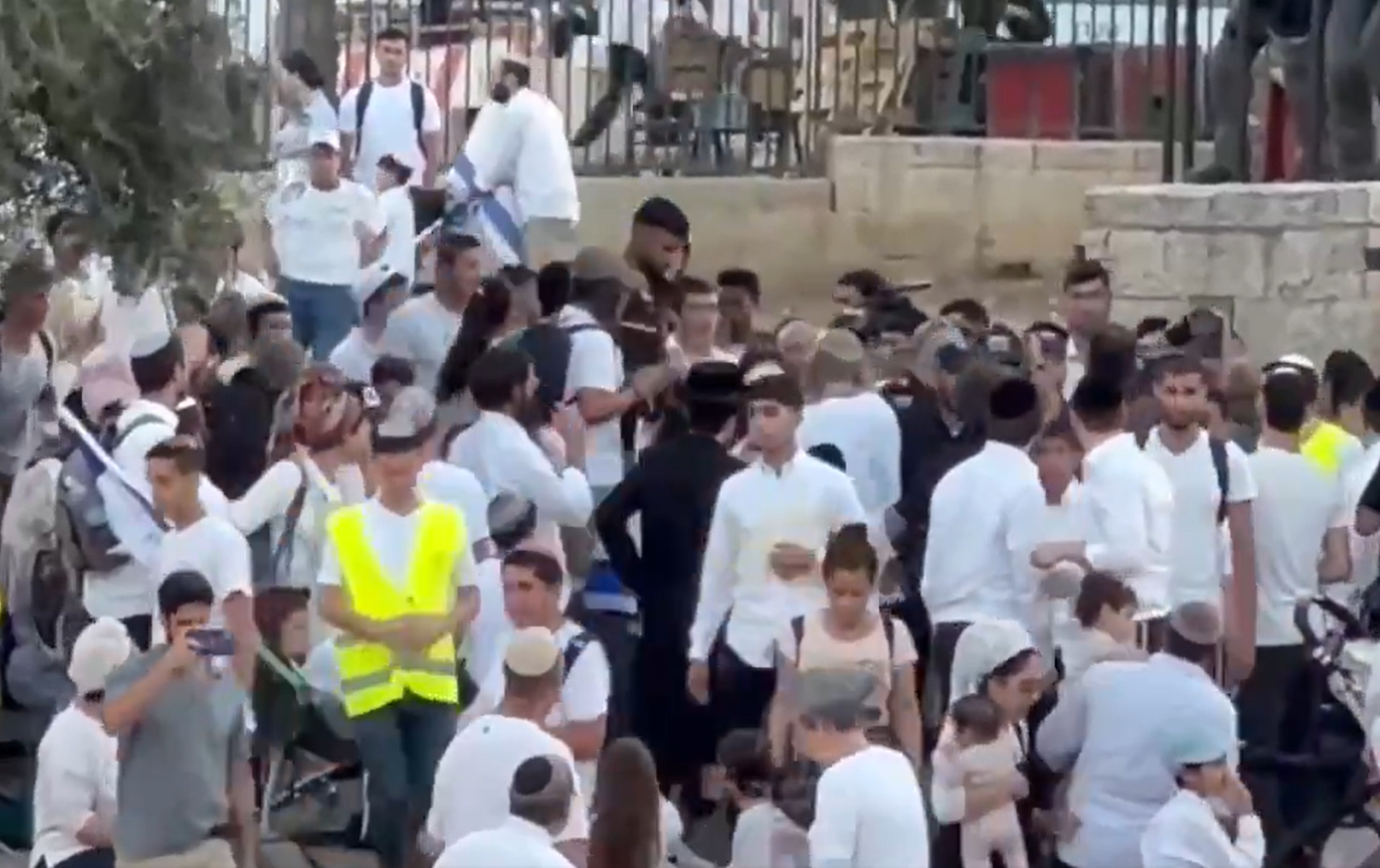 بن غفير وآلاف المستوطنين يقتحمون منطقة باب العامود في القدس