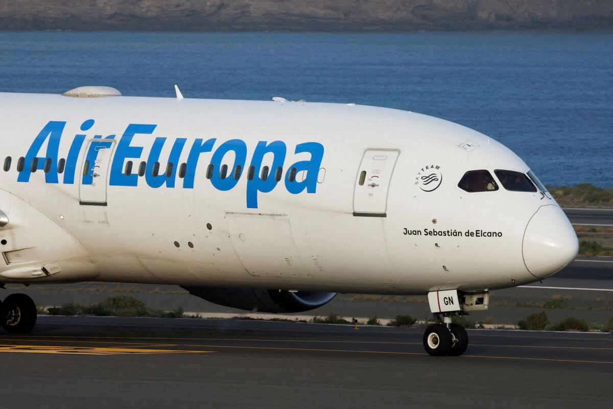 طائرة بوينغ تابعة لـ«إير أوروبا» تهبط اضطرارياً بعد جرح ركاب جراء مطبّات