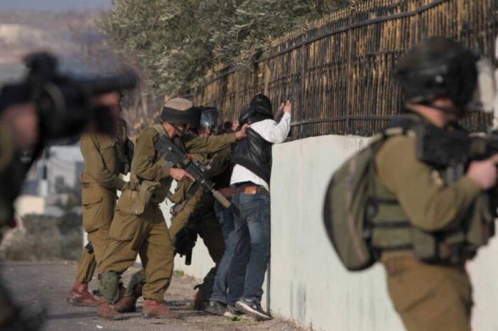 الاحتلال يعتقل 28 فلسطينيا من الضفة الغربية