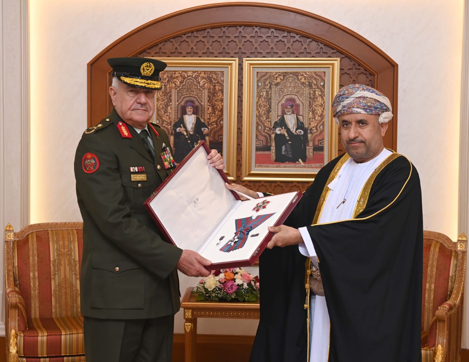 الحنيطي يبحث التعاون العسكري مع عمان 