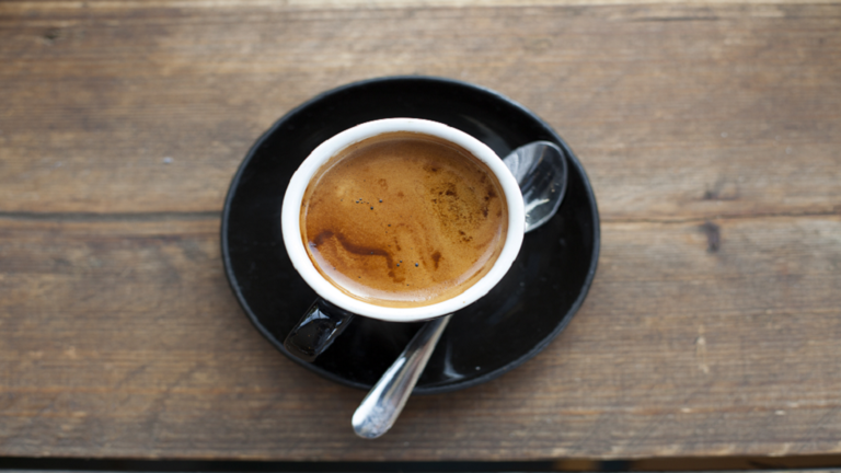 دراسة: شرب القهوة يقاوم خطرا صحيا يرتبط بكثرة الجلوس