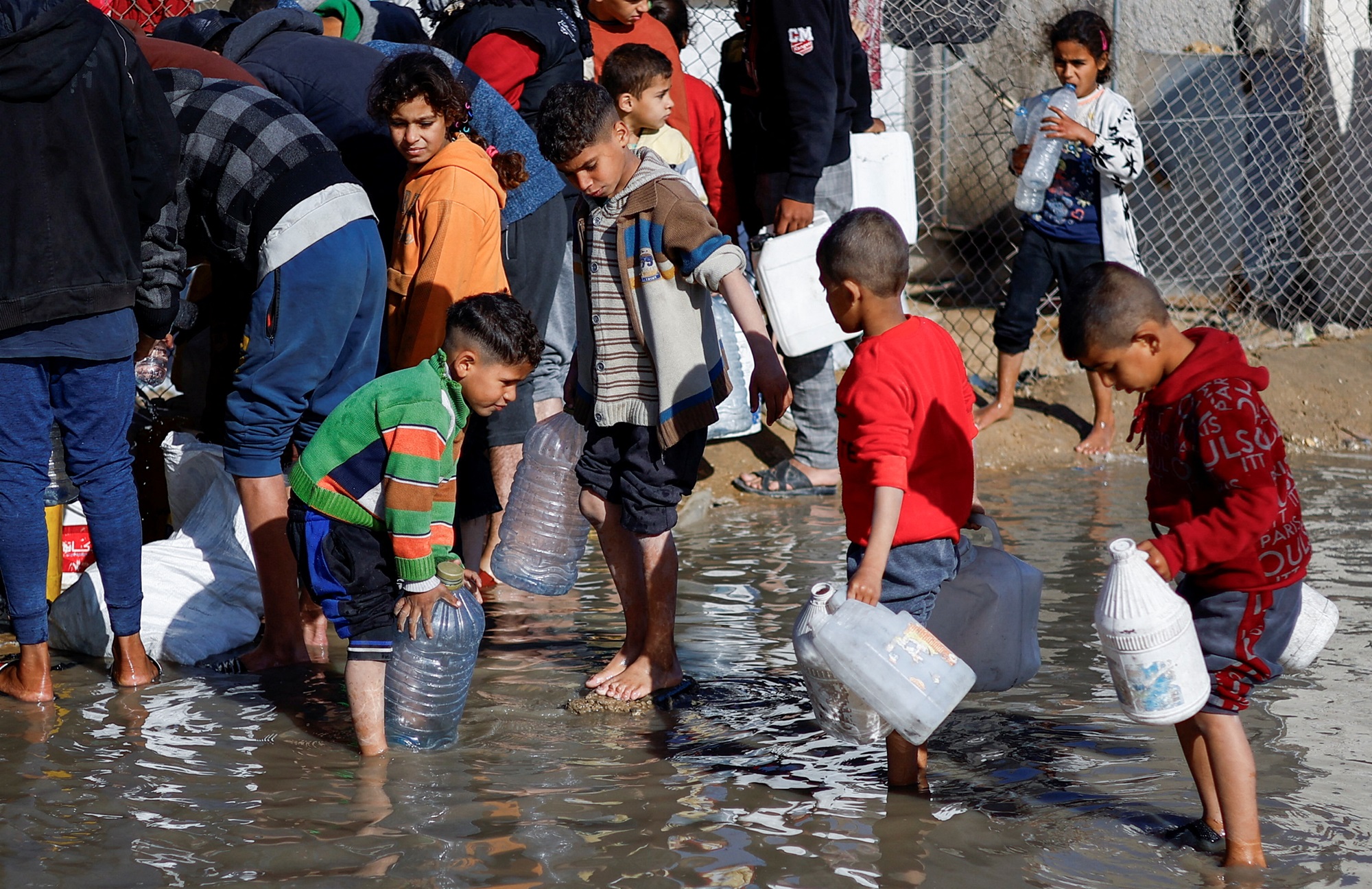 رصد فيروس يسبب شلل الأطفال في مياه تتوسط خيام نازحي غزة 