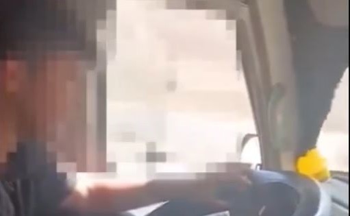 سائق عمومي يسمح لإبنه الحدث بقيادة حافلة ويصوره بالسلط (فيديو)