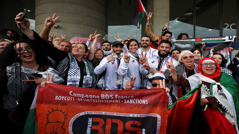 بعثة فلسطين تصل أولمبياد باريس على وقع هتافات تحيا تحيا