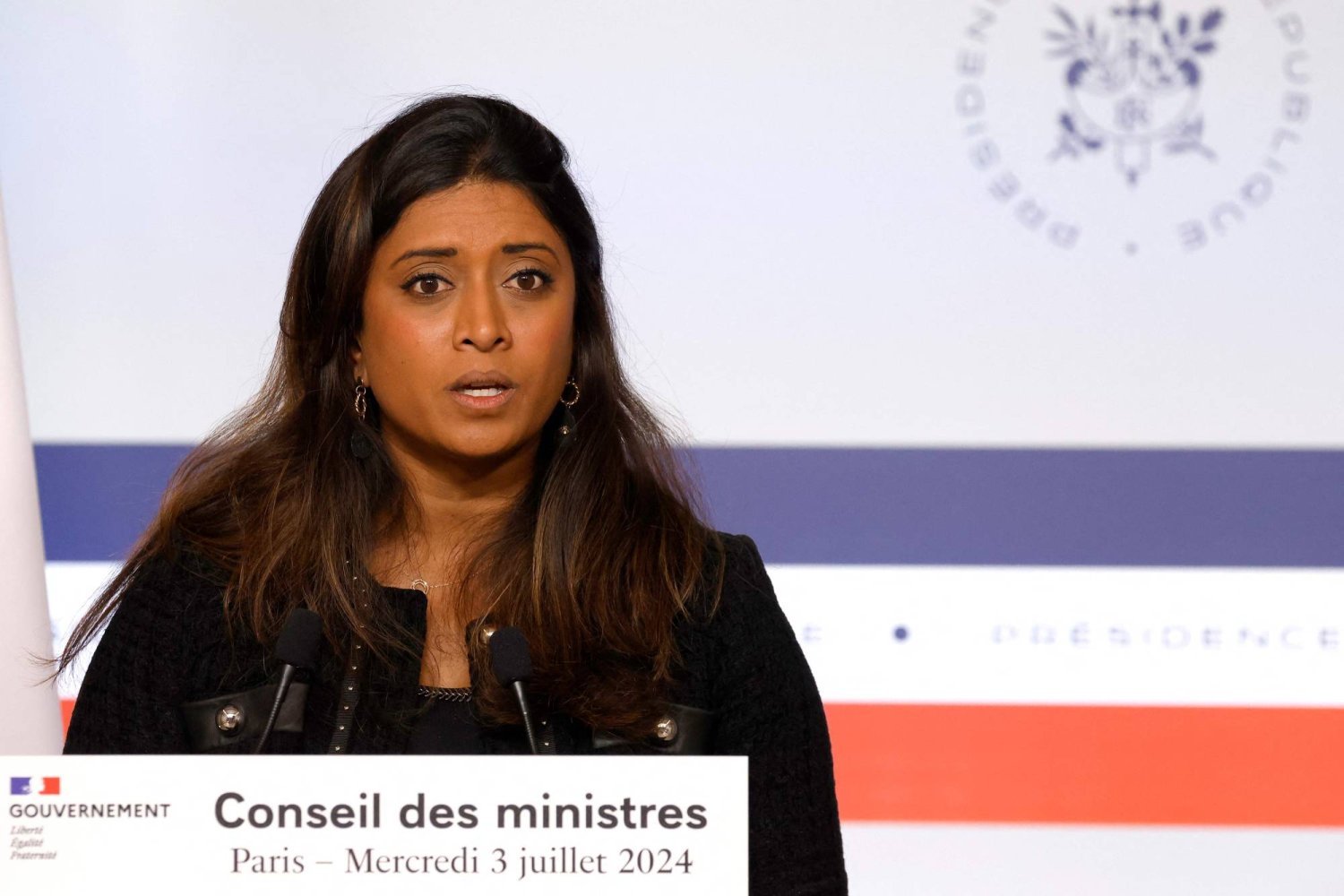 المتحدثة باسم الحكومة الفرنسية تتعرّض لهجوم خلال حملتها الانتخابية