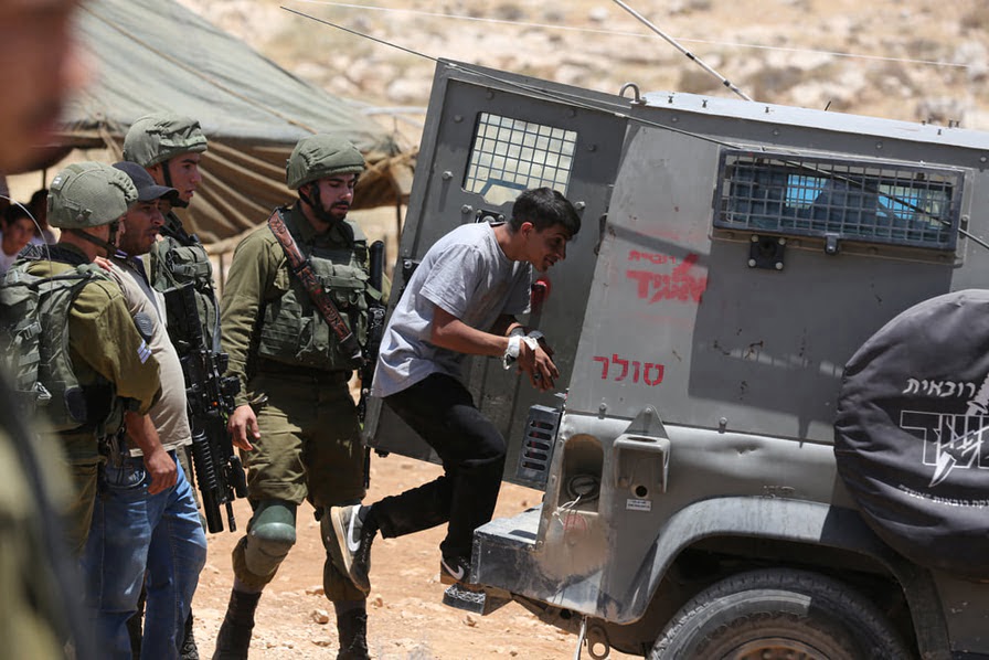 الاحتلال يعتقل 25 فلسطينيا بالضفة والقدس 