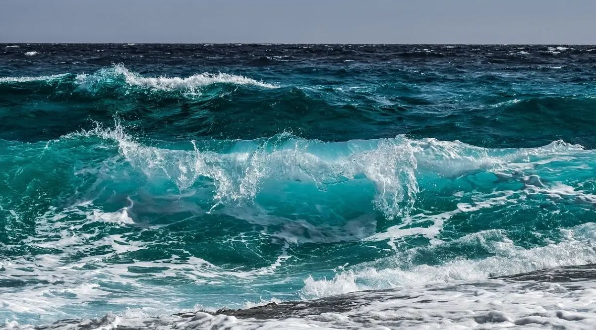 درجات حرارة المحيطات تسجل أرقاما قياسية جديدة على مدار 15 شهراً