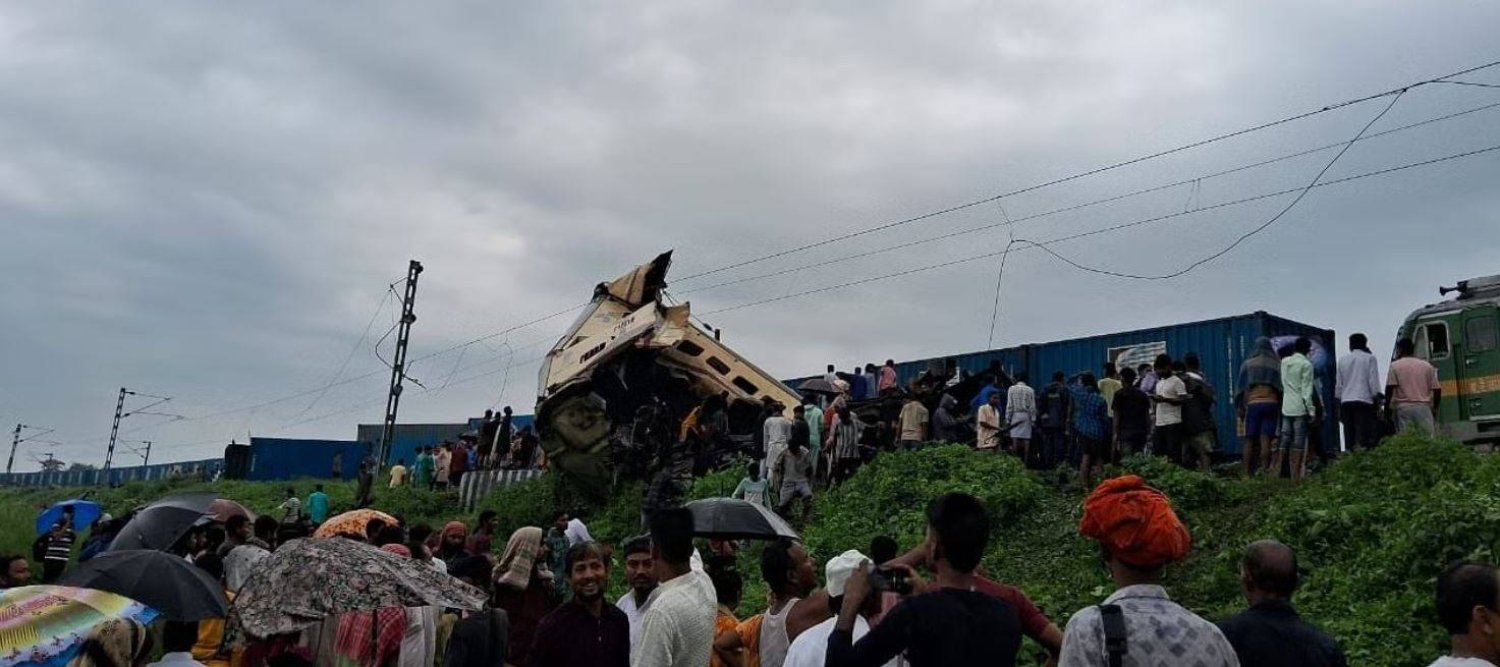  13 قتيلا في تصادم قطاري ركاب وبضائع شرق الهند