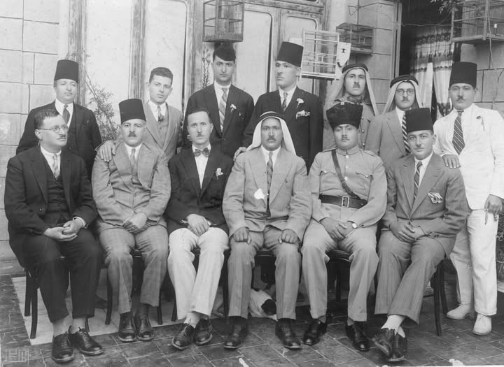 صورة تجمع موظفي محكمة السلط عام 1931 (أسماء)