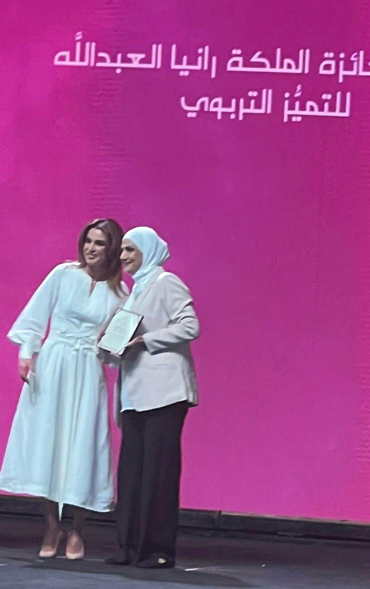 هناء جميل العبداللات تحصل على جائزة الملكة رانيا للتميز التربوي