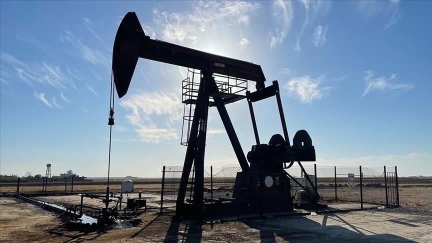 النفط يتجه لتسجيل أول مكاسب أسبوعية منذ شهر