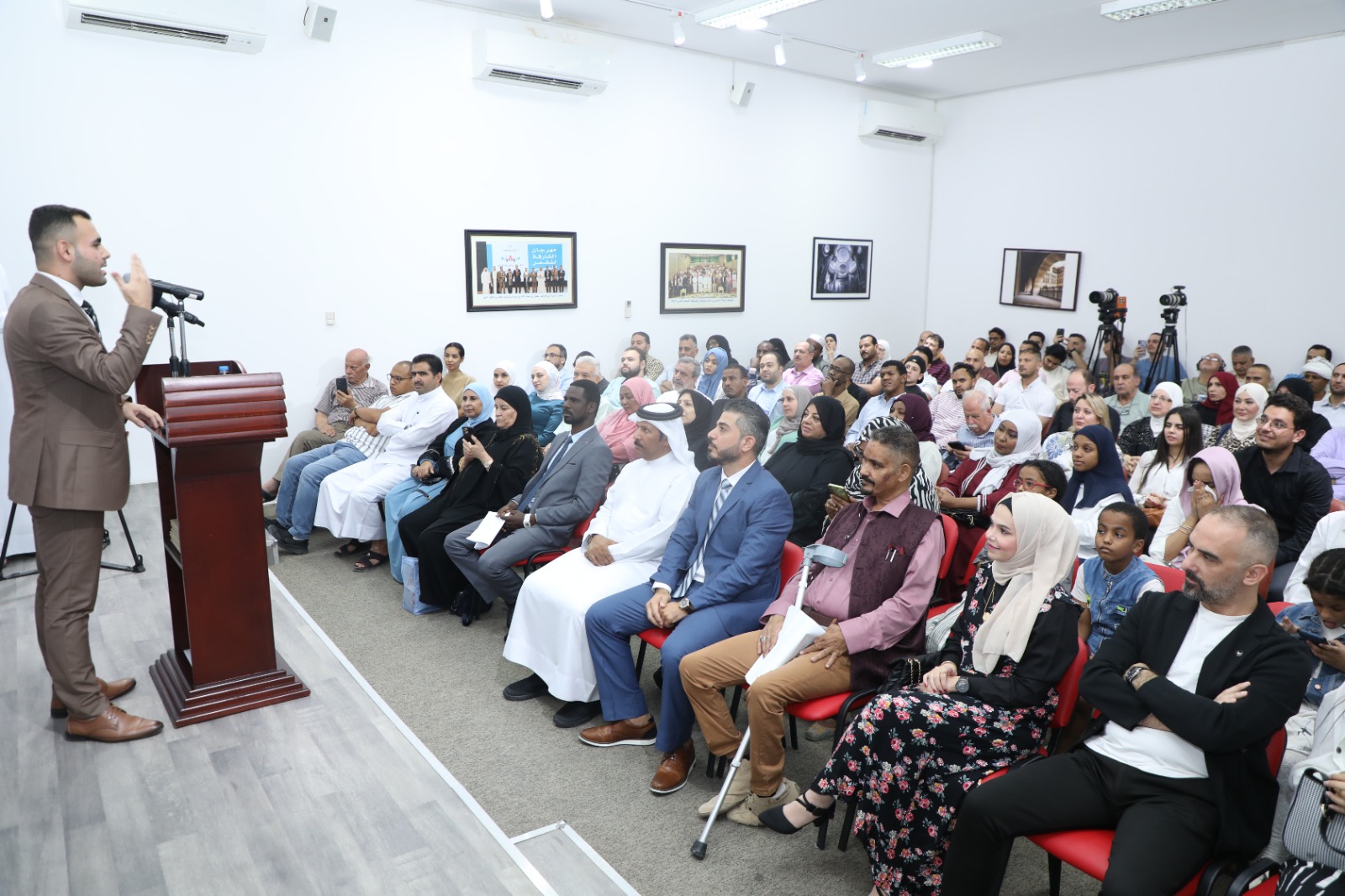 قصائد على ضفاف الغربة والحنين في بيت الشعر بالشارقة