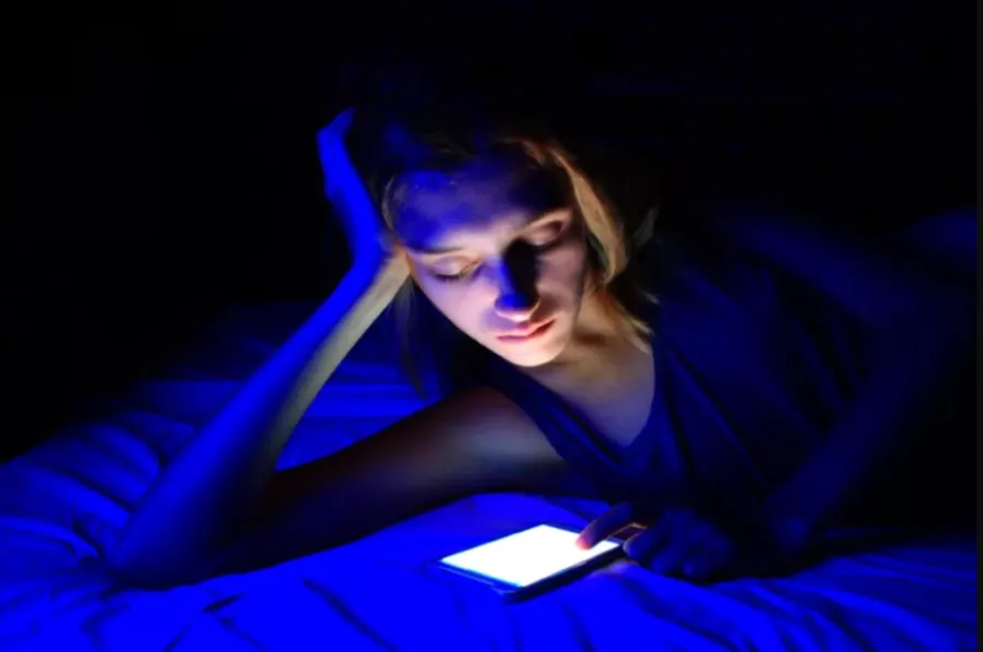 A new scientific study questions the effect of blue light on sleep Mixture