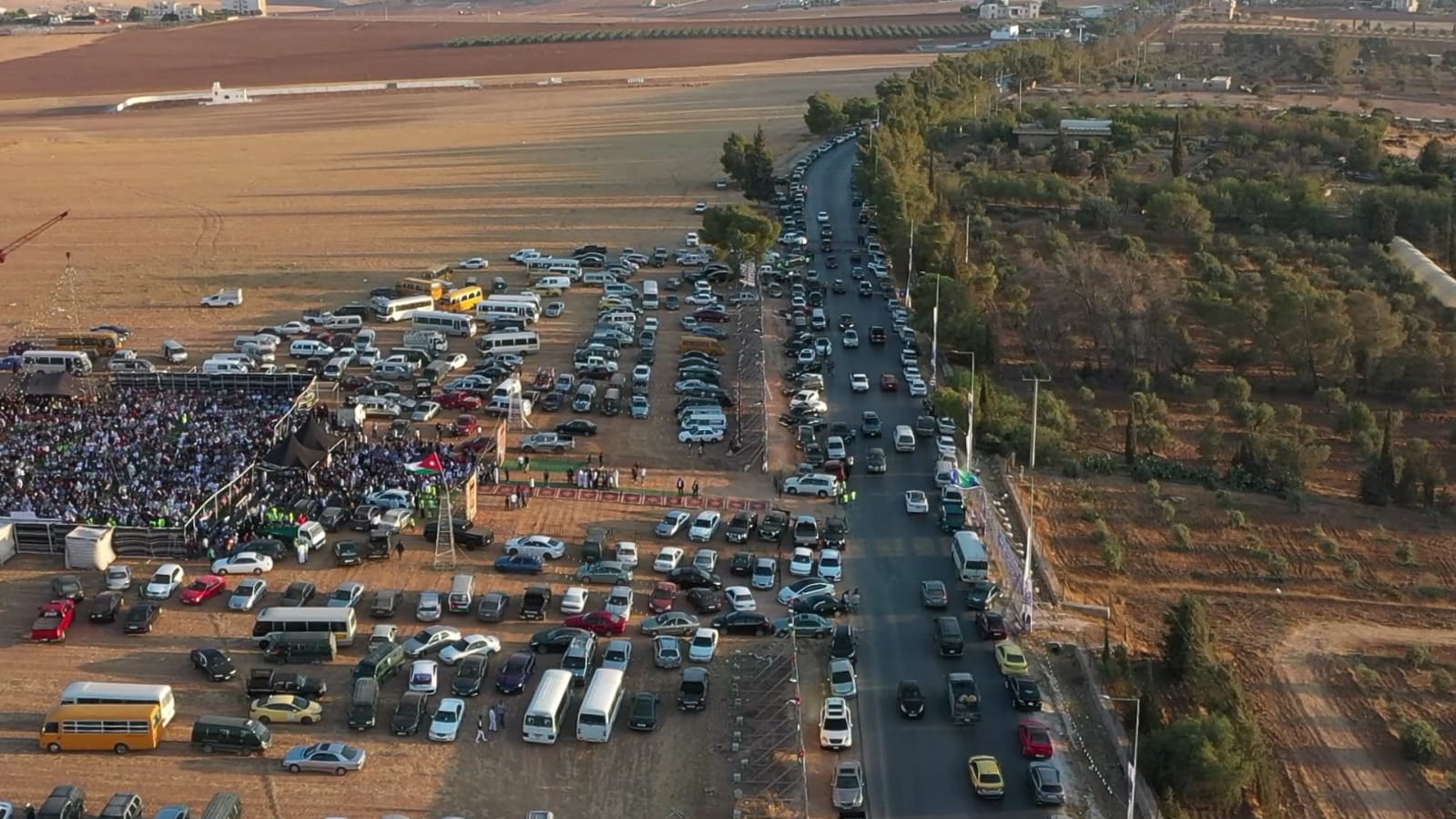 الآلاف يتوافدون لحضور المهرجان الانتخابي لقائمة العزم في مادبا 