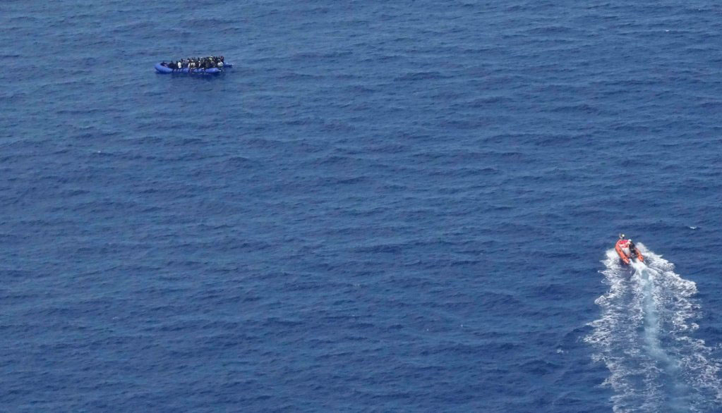 80 مهاجرًا على متن زورق يواجهون الخطر وسط البحر المتوسط 