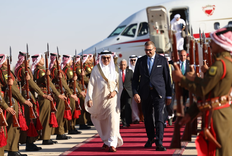 وزير الخارجية البحريني يصل عمان 