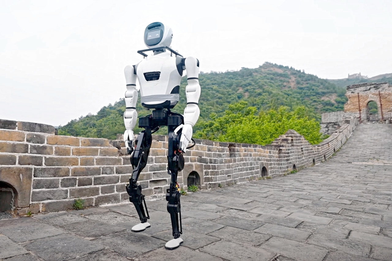روبوت يمشي كالإنسان على سور الصين العظيم